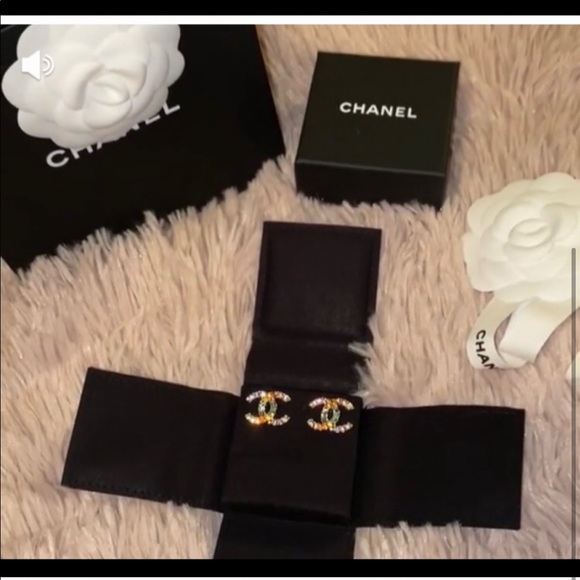 ❌❌SOLD❌❌ 💯 Authentic Chanel limited edition rainbow CC crystal earring ❤️New❤️ - Picture 3 of 3